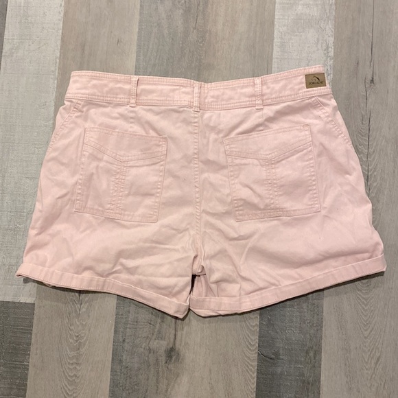 Light pink cargo shorts. - Picture 4 of 5
